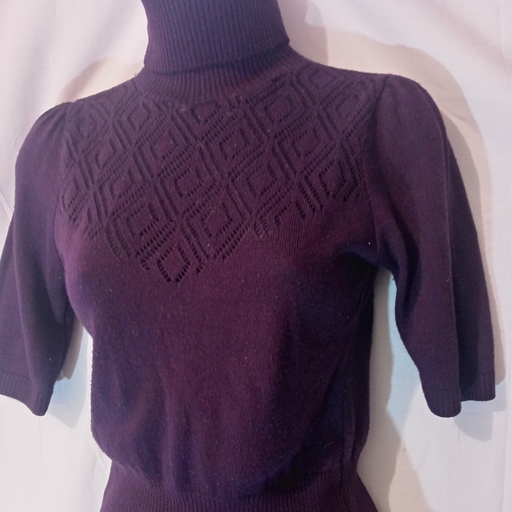 Vintage turtleneck short sleeve sweater with design medium